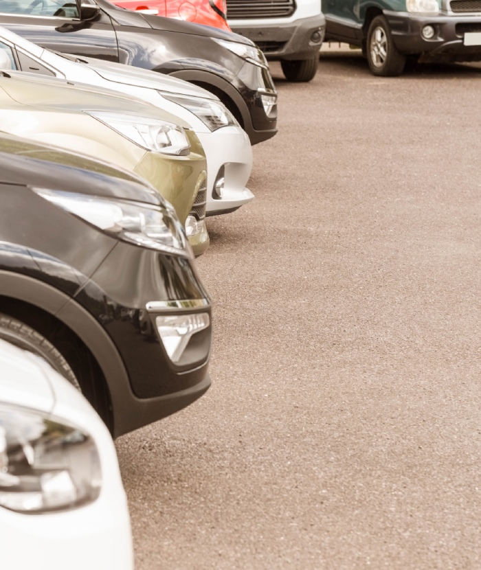 Vente de véhicules d’occasion à Moissac – voitures stationnées prêtes à la vente.